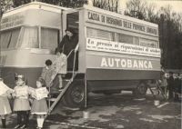 Giornata del risparmio: bimbi visitano l'auto-banca della Cassa di Risparmio delle Provincie Lombarde